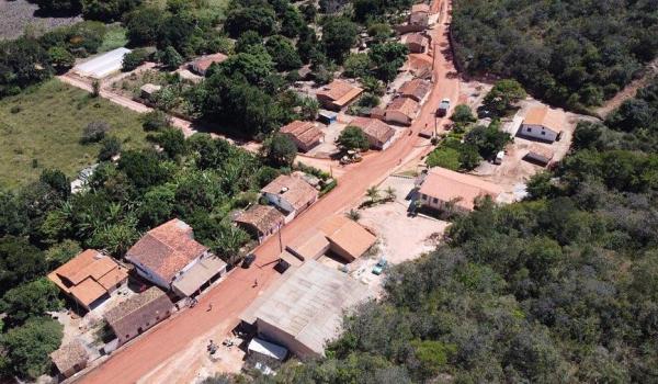 Imagens da A Prefeitura de Seabra iniciou nesta terça-feira (25) a pavimentação asfáltica da via principal da Comunidade da Churé.