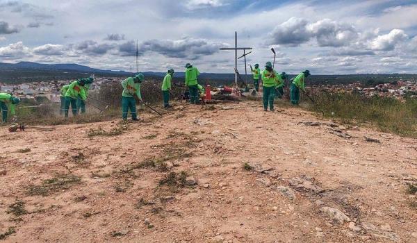 Imagens da Limpeza das comunidades de Baraúnas do Malheiro, Cocho do Malheiro e do Cruzeiro no bairro Vasco Filho.
