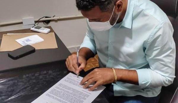 Imagens da O Prefeito Municipal de Seabra, Sr. Fábio Miranda, assinou hoje (21) o ofício de solicitação para financiamento junto ao Banco do Brasil.