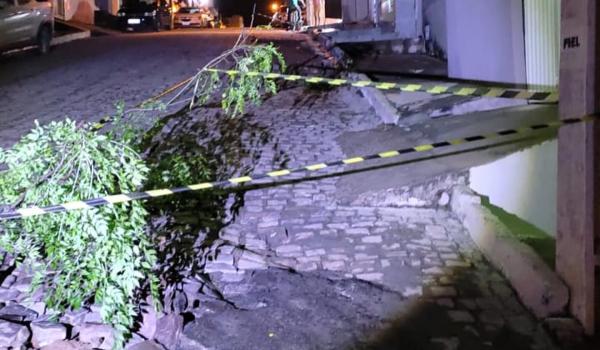 Imagens da A Prefeitura de Seabra informa que várias ruas foram danificadas após a forte chuva ocorrida hoje (23).
