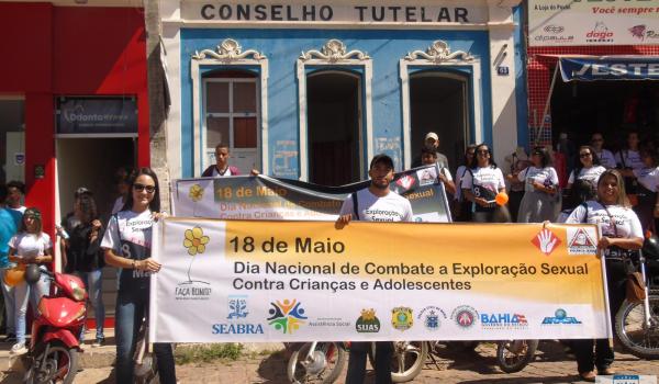 Imagens da Nesta sexta (18) a Secretaria de Assistência Social do Município de Seabra promoveu uma campanha de conscientização sobre o combate a exploração sexual de crianças e adolescentes. 