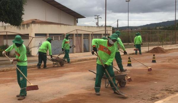 Imagens da A Prefeitura Municipal de Seabra, através da Secretaria de Meio Ambiente iniciou a retirada do acúmulo de terra e cascalho trazidos pela chuva nas ruas de Seabra.