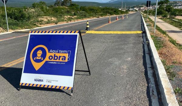 Imagens da A Prefeitura Municipal de Seabra, através da Secretaria Municipal de Obras iniciou hoje a construção de quebra-molas na estrada de acesso ao IFBA.