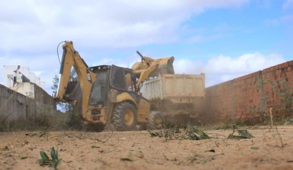 Imagens da Limpeza do terreno onde será realizado a construção do Canil Municipal