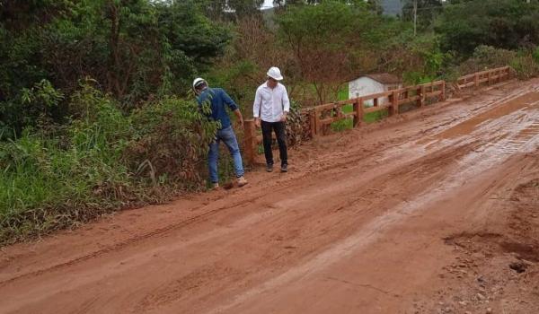 Imagens da A Prefeitura Municipal de Seabra, através da Secretaria de Obras esteve hoje (22) na ponte da estrada da Lagoa da Boa Vista e realizou vistoria com o coordenador de manutenção e dois engenheiros.