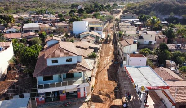 Imagens da A Prefeitura Municipal de Seabra, através da Secretaria de Transportes e Máquinas, iniciou a terraplenagem nas ruas da comunidade de Velame.