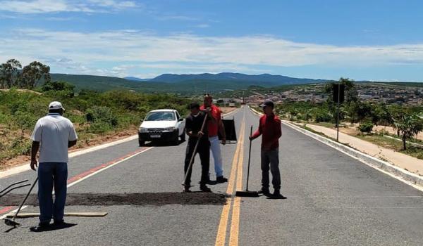 Imagens da A Prefeitura Municipal de Seabra, através da Secretaria Municipal de Obras iniciou hoje a construção de quebra-molas na estrada de acesso ao IFBA.
