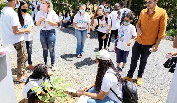 Imagens da A Prefeitura de Seabra, através da Secretaria de Meio Ambiente em parceria a Secretaria de Educação e o programa Despertar, realizaram hoje, (24) uma ação com a Embasa.
