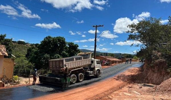 Imagens da A Prefeitura de Seabra iniciou nesta terça-feira (25) a pavimentação asfáltica da via principal da Comunidade da Churé.