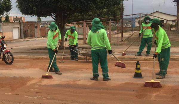 Imagens da A Prefeitura Municipal de Seabra, através da Secretaria de Meio Ambiente iniciou a retirada do acúmulo de terra e cascalho trazidos pela chuva nas ruas de Seabra.