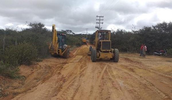 Imagens da Recuperação da estrada da comunidade do Baixio.