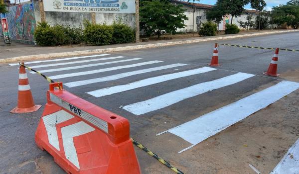 Imagens da A Prefeitura Municipal de Seabra, através da Secretaria de Obras e Departamento de Trânsito, iniciou nessa terça-feira (22) a pintura das faixas de pedestres no município.