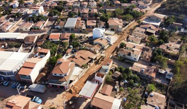 Imagens da A Prefeitura Municipal de Seabra, através da Secretaria de Transportes e Máquinas, iniciou a terraplenagem nas ruas da comunidade de Velame.
