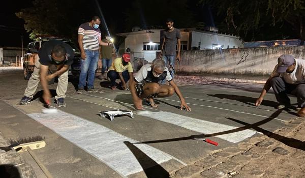 Imagens da A Prefeitura Municipal de Seabra, através da Secretaria de Obras e Departamento de Trânsito, iniciou nessa terça-feira (22) a pintura das faixas de pedestres no município.