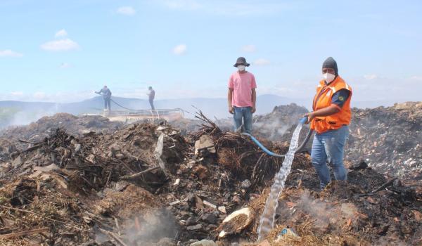 Imagens da Nesta sexta-feira (6), o vazadouro a céu aberto (conhecido como lixão) de Seabra voltou a pegar fogo devido a um incêndio criminoso!