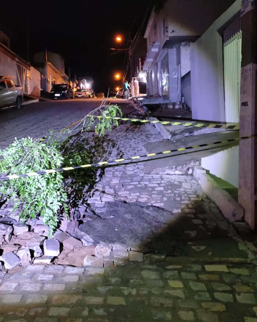 A Prefeitura de Seabra informa que várias ruas foram danificadas após a forte chuva ocorrida hoje (23).