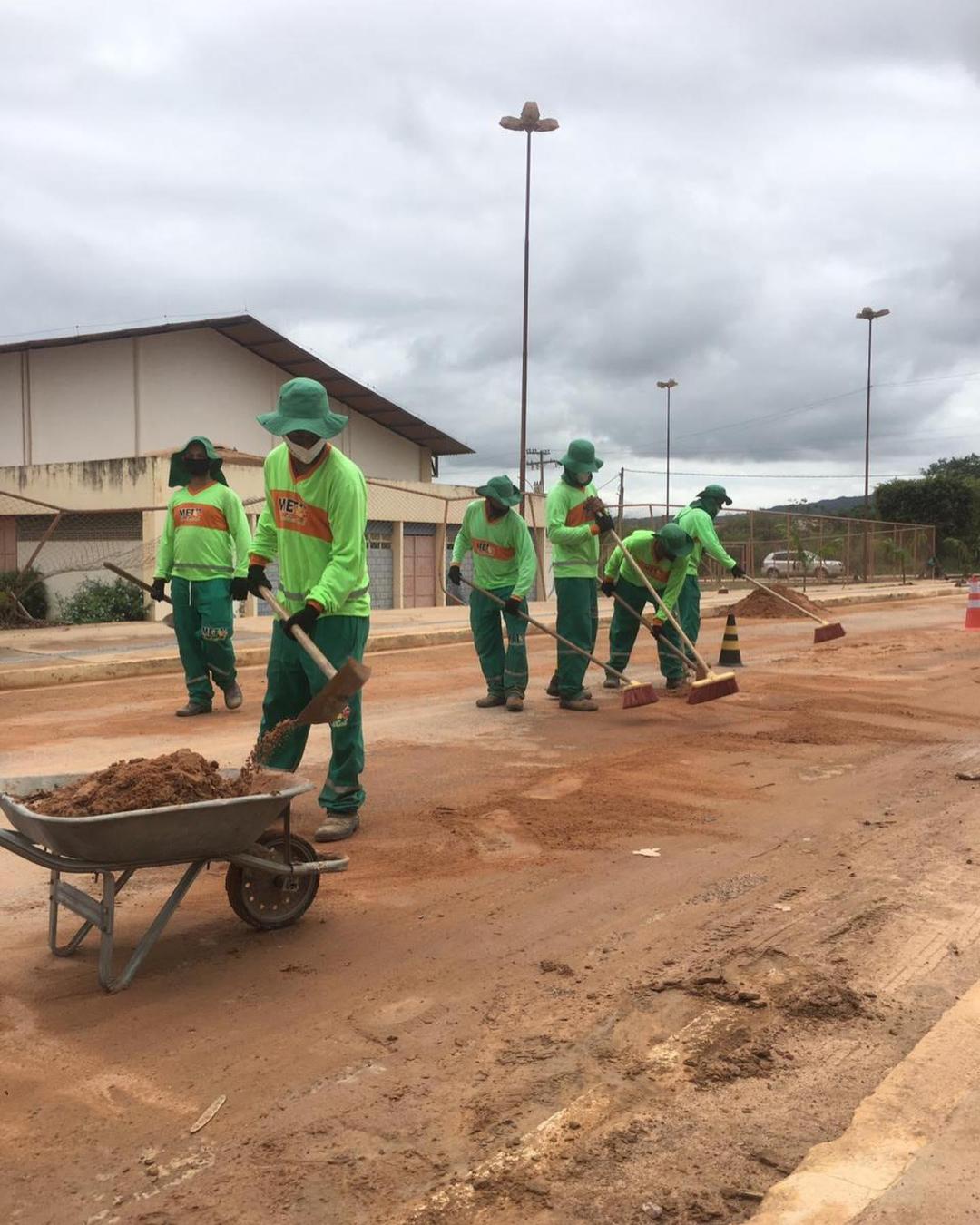 A Prefeitura Municipal de Seabra, através da Secretaria de Meio Ambiente iniciou a retirada do acúmulo de terra e cascalho trazidos pela chuva nas ruas de Seabra.