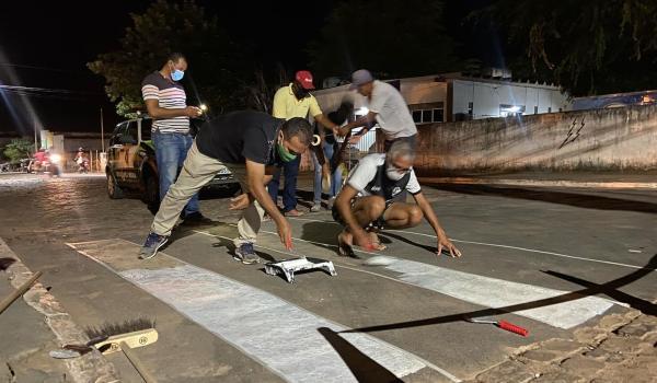 A Prefeitura Municipal de Seabra, através da Secretaria de Obras e Departamento de Trânsito, iniciou nessa terça-feira (22) a pintura das faixas de pedestres no município.