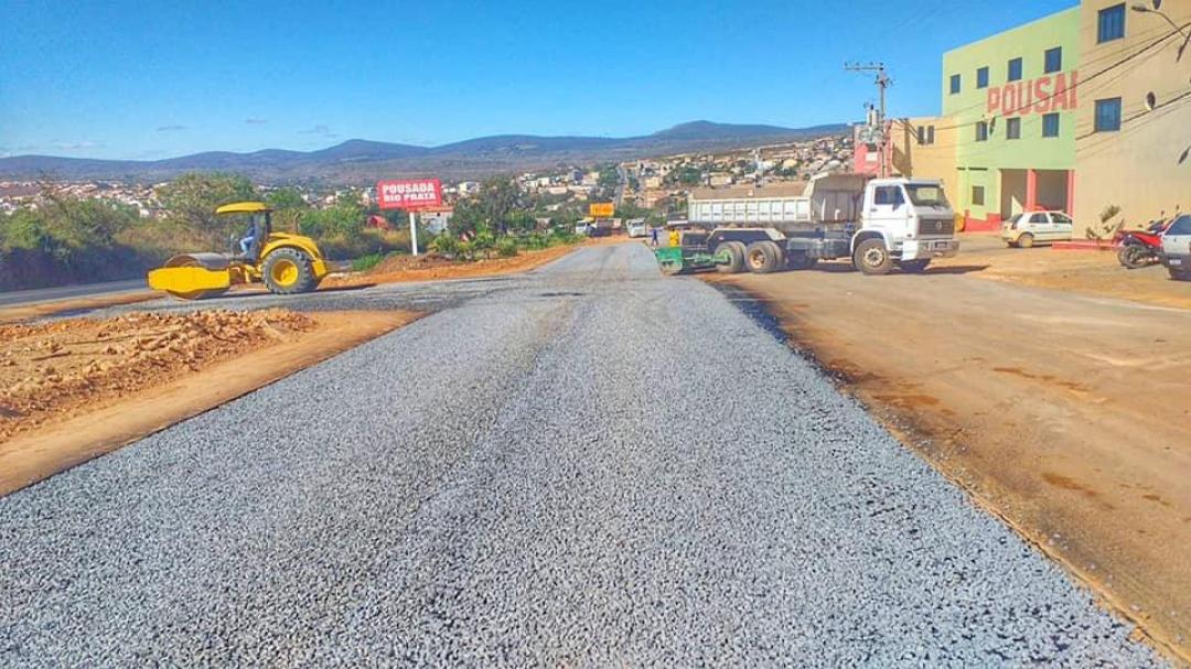 A Prefeitura Municipal de Seabra, através da Secretaria de Transportes e Máquinas está realizando a pavimentação asfáltica da via paralela a BR 242 nas imediações do Bairro União.
