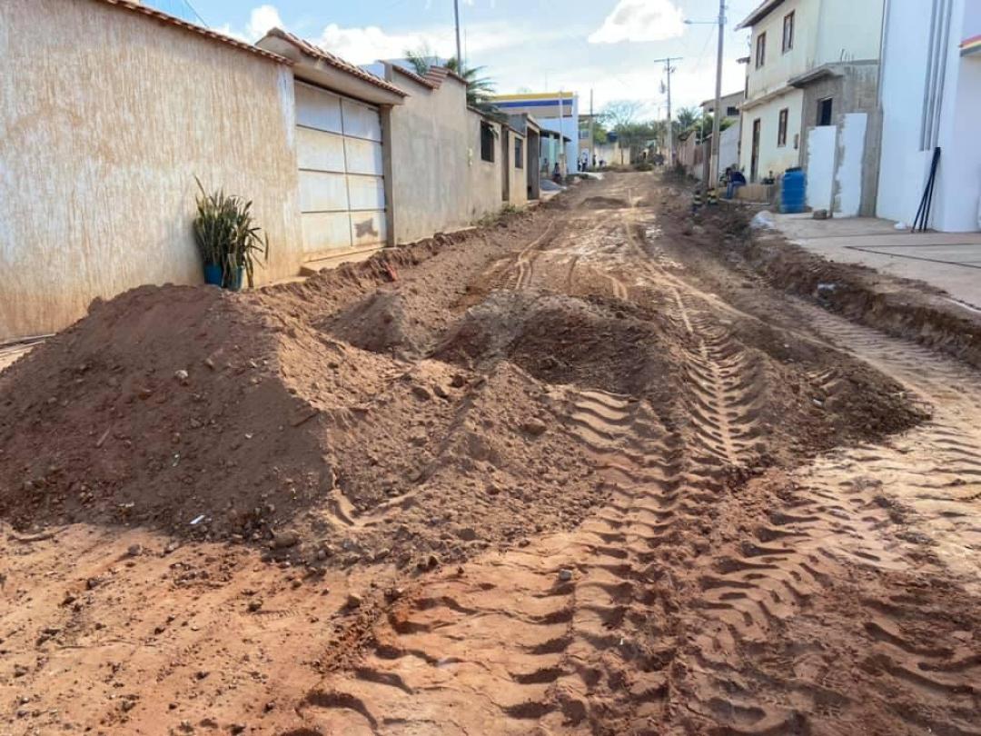 A Prefeitura Municipal de Seabra, através da Secretaria de Transportes e Máquinas, iniciou a terraplenagem nas ruas da comunidade de Velame.