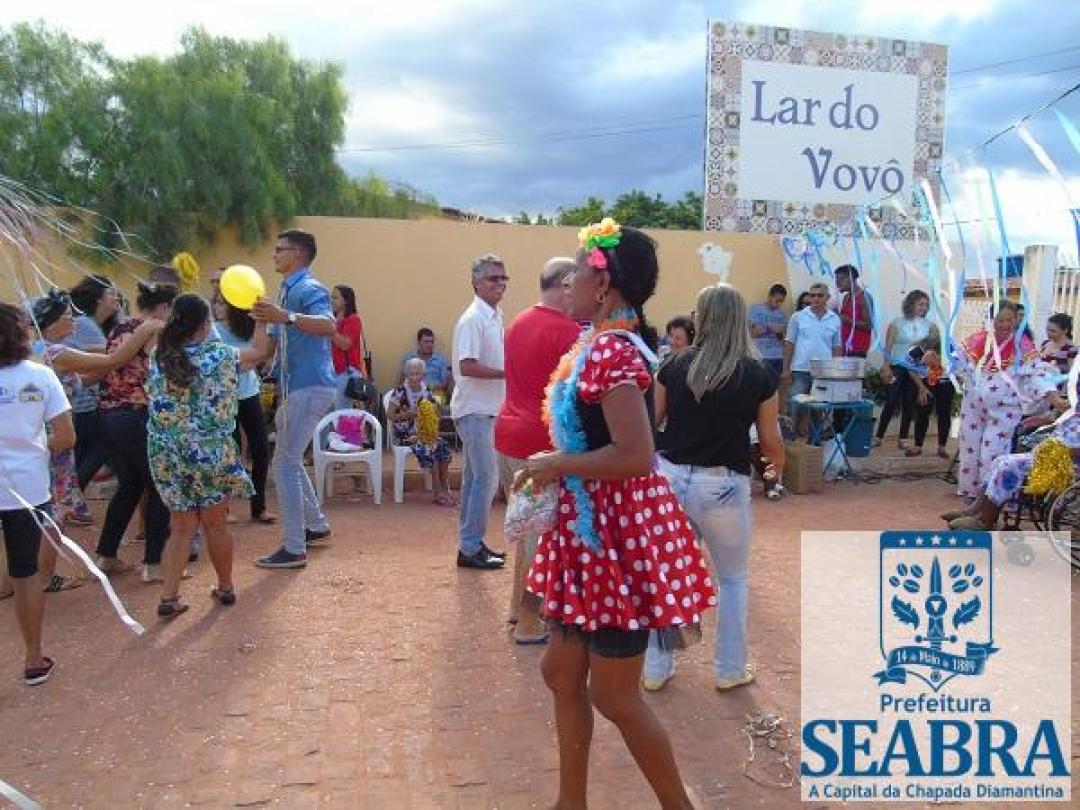 Momento de Convivência: A Secretaria Municipal de Ação Social promoveu uma tarde carnavalesca no Lar do Vovô.