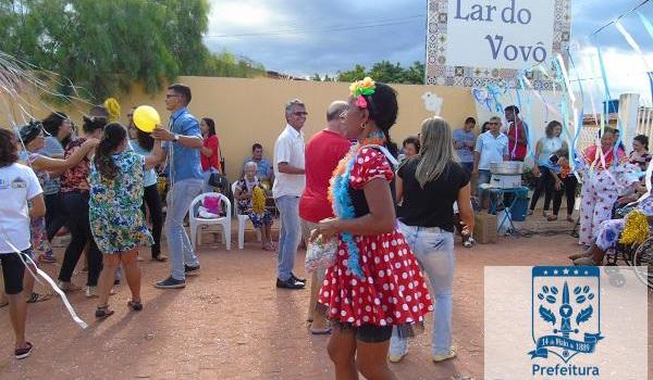 Momento de Convivência: A Secretaria Municipal de Ação Social promoveu uma tarde carnavalesca no Lar do Vovô.