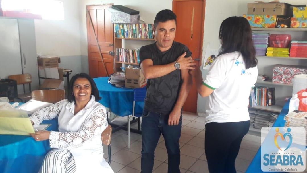 Vacinação de professores e pessoas acamadas no município 